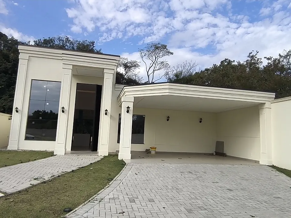 Casa térrea de fachada clássica com garagem coberta, obra da BM em Indaiatuba
